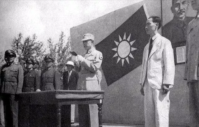 1946 年佔領長春後，東北保安司令部副司令長官鄭洞國向官兵訓話。 左一為新六軍中將軍長廖耀湘、右一為長春市長尚傳道