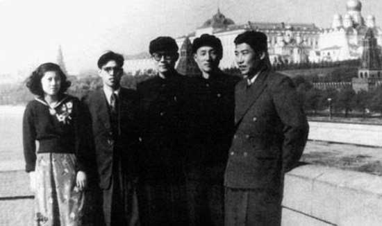 1955 或 1956 年，江泽民（中）与中国实习生和留学生在苏联时期的莫斯科