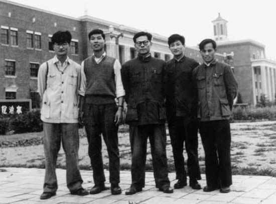 1957 年 5 月，江泽民（中）与长春第一汽车制造厂（现中国一汽）的工程师和技术员在一起