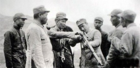 During the Seventh Plenary Session of the Yan&rsquo;an Forum in 1945, Lin Biao and He Long are seen handling a sniper rifle