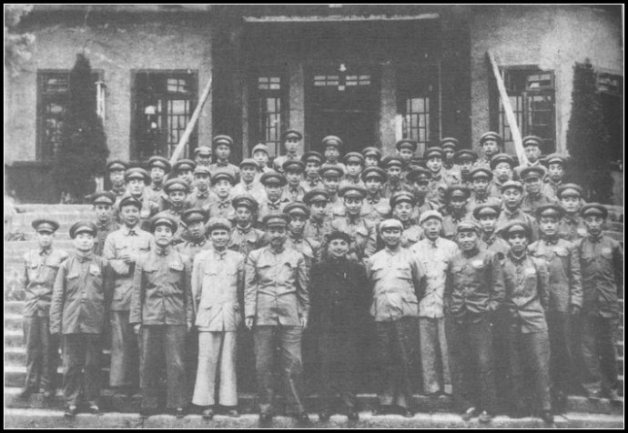 1950 年，西南軍區軍隊整編會議與會者合影。前排左起：孔從洲、李達、張子意、賀龍、鄧、陳賡、陳鶴橋、韋傑。第三排右五尹先炳，第四排右六為秦基偉、右七杜義德