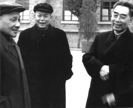 1963 年 3 月，邓（左一）与李先念、周恩来在北京西郊机场