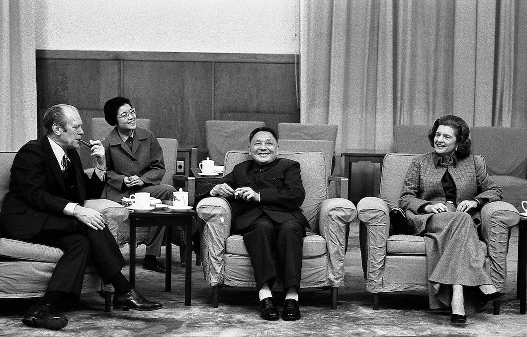 1975 年，邓与来访的美国总统杰拉德·福特夫妇会谈