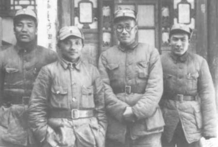 1938 年 1 月，鄧任八路軍 129 師政訓處主任。這是 129 師領導人在山西遼縣（今左權縣）桐峪鎮合影。左起：李達、鄧、劉伯承、蔡樹藩