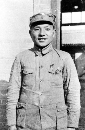 1937 年，鄧身著國民革命軍軍服