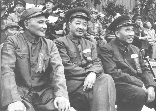 1949 年，鄧（左一）與賀龍、朱德一同出席全軍“八一”建軍節二十五周年體育運動大會開幕式